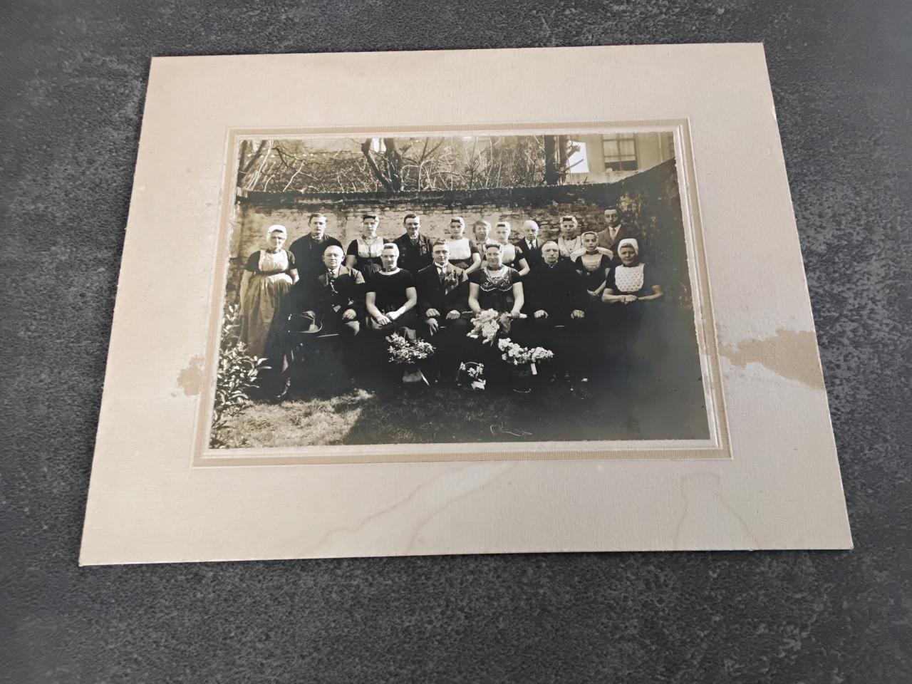 Foto op karton Walcherse familie in  klederdracht