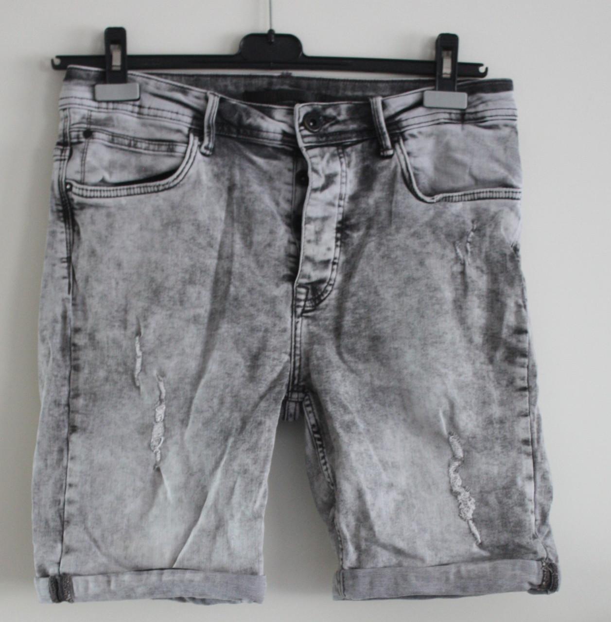 Grijze  korte broek maat L