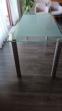 Glazen eettafel