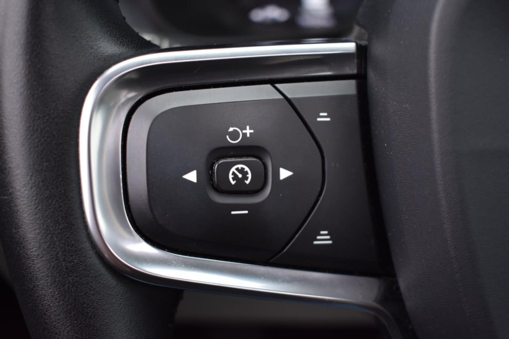 Volvo XC40 1.5 t3 momentum pro | pano | camera | apple carplay | android au