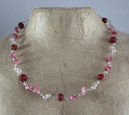 Ketting met roze rode kralen