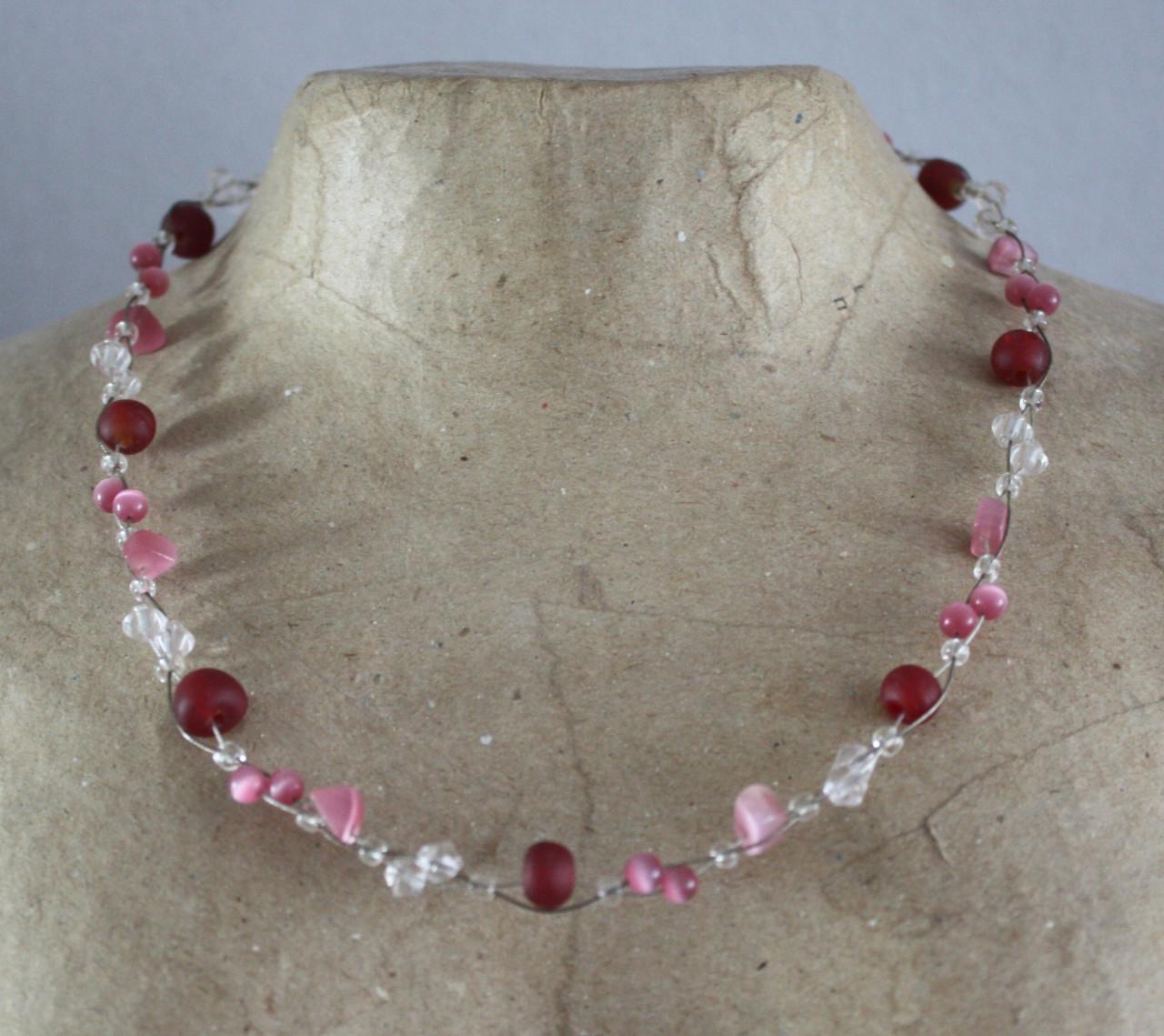 Ketting met roze rode kralen