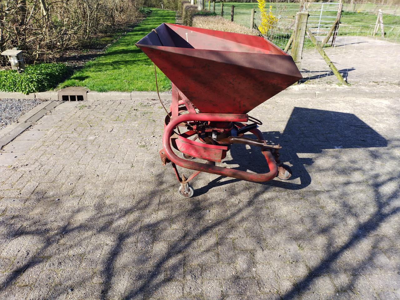 Kunstmeststrooier Lely