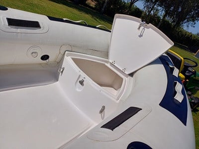 Bootje met motor en trailer
