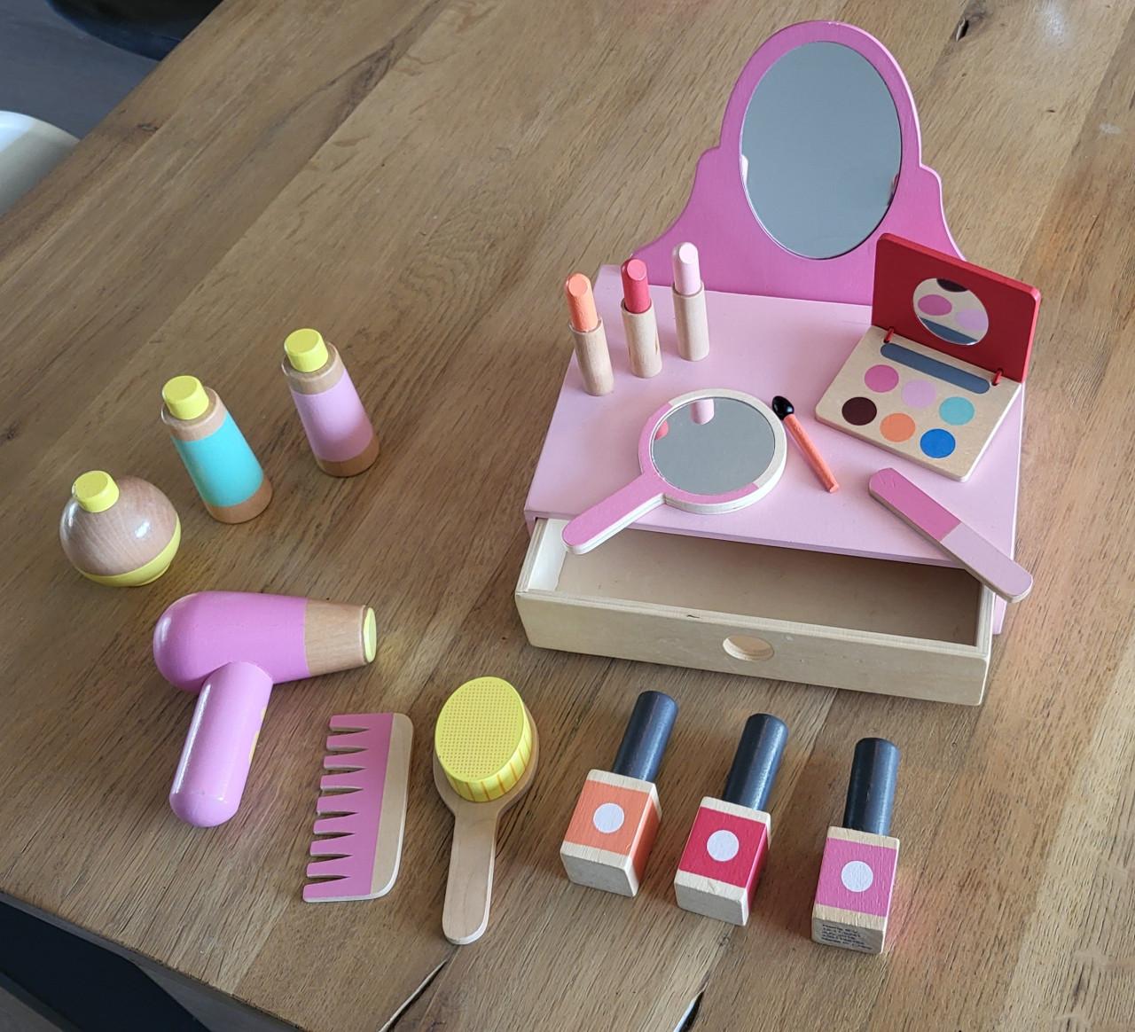 Houten kaptafel met accessoires