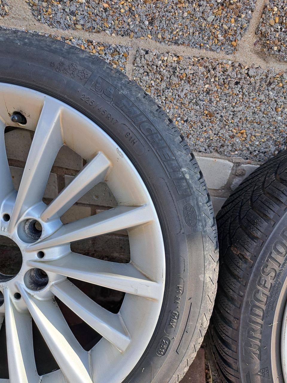 Set 4 winterbanden op originele BMW velgen