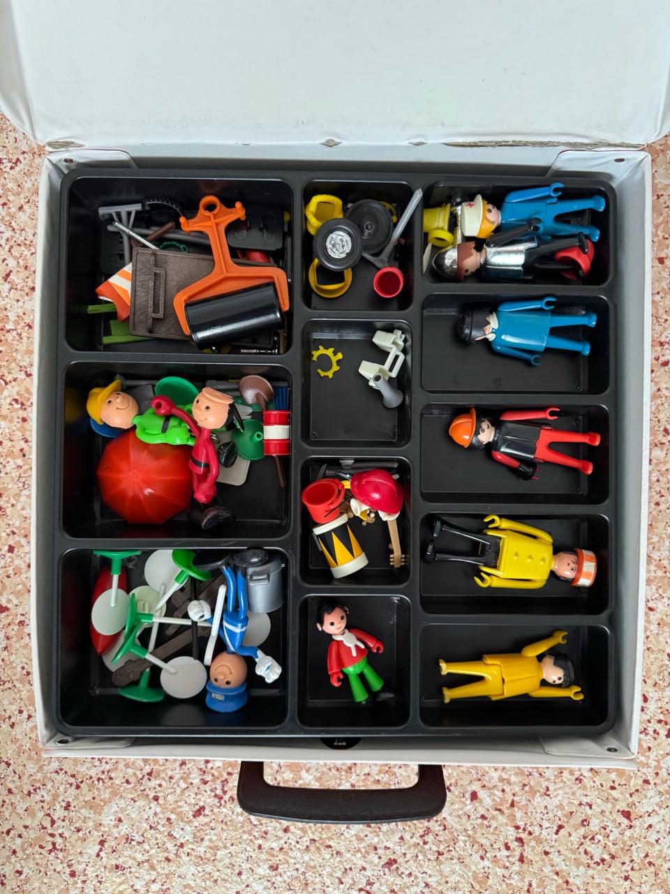 Vintage oranje Playmobil koffer met inhoud uit jaren 70