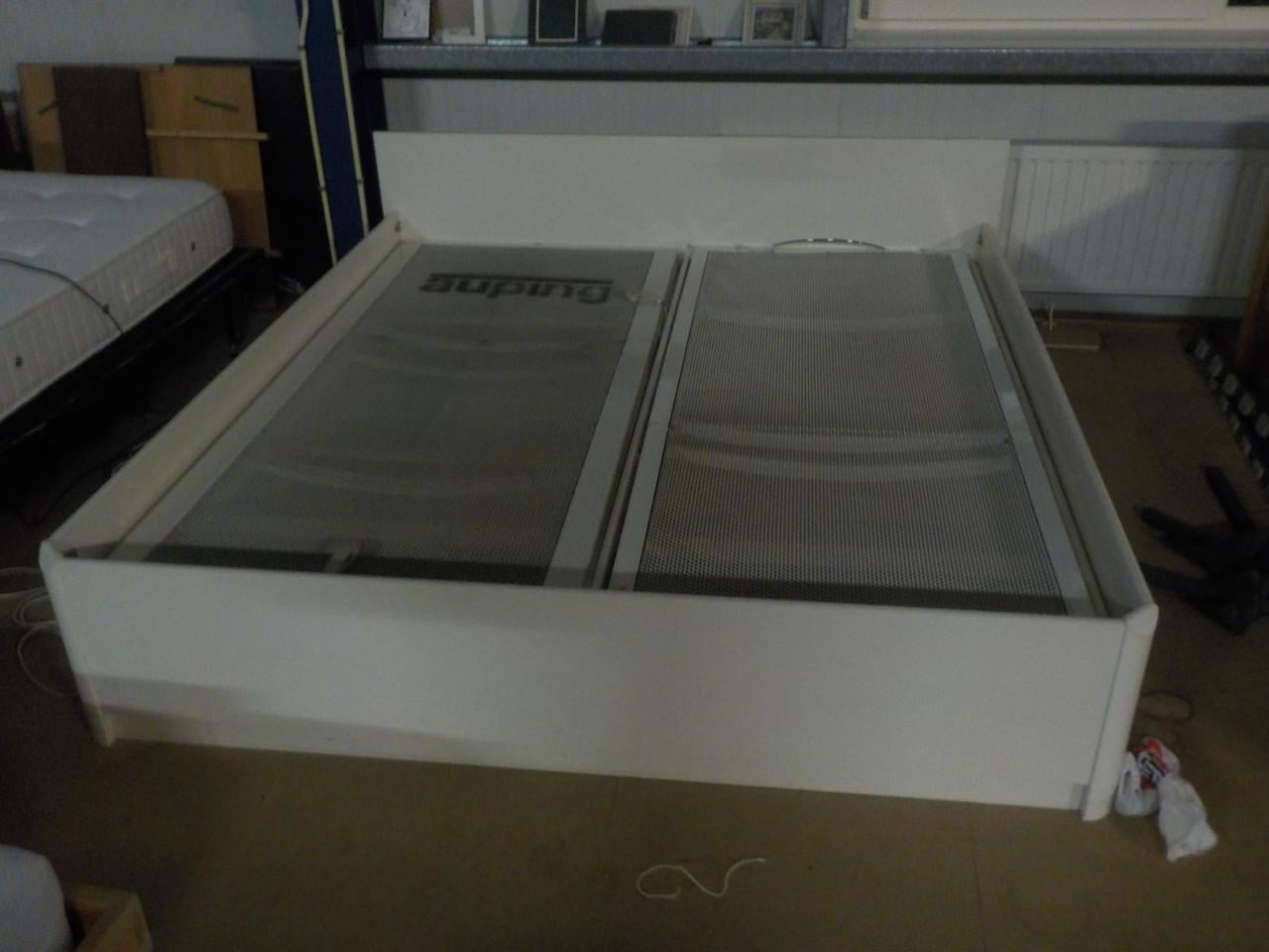 Mooie kwaliteit ledikant 180 x 200 cm + 2 spiralen +2 matrassen