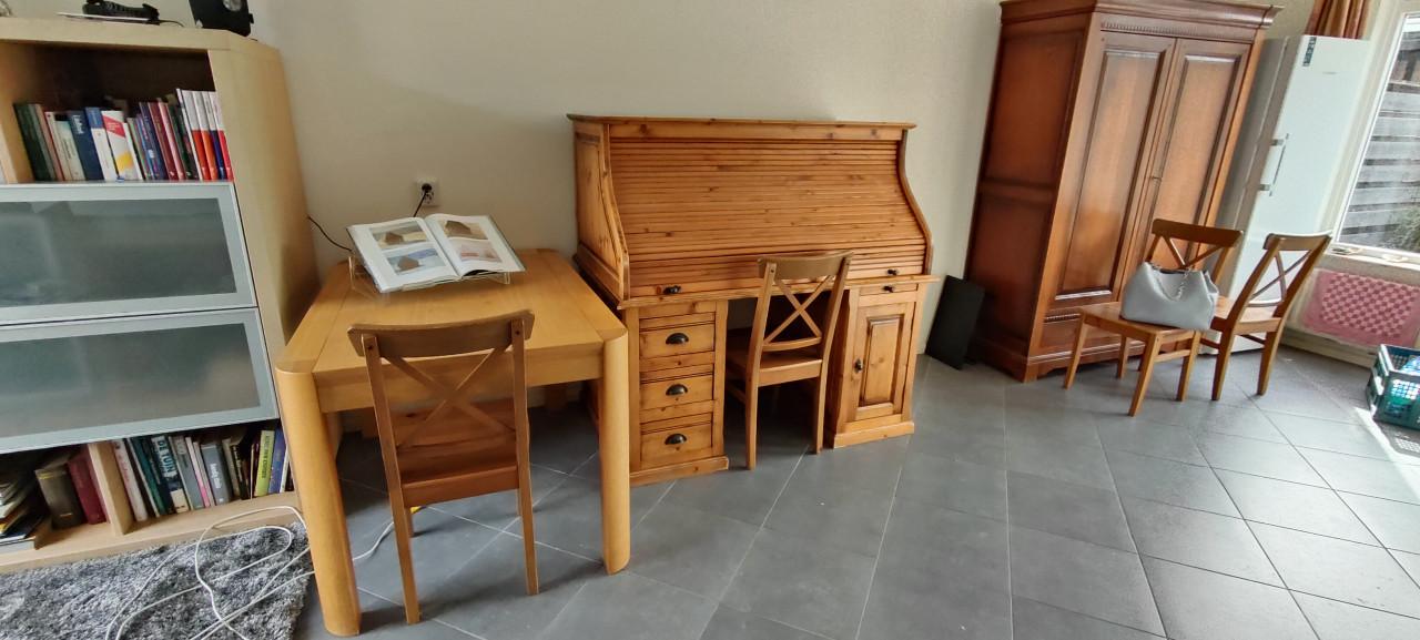 Warm-gelakte grenenhouten secretaire