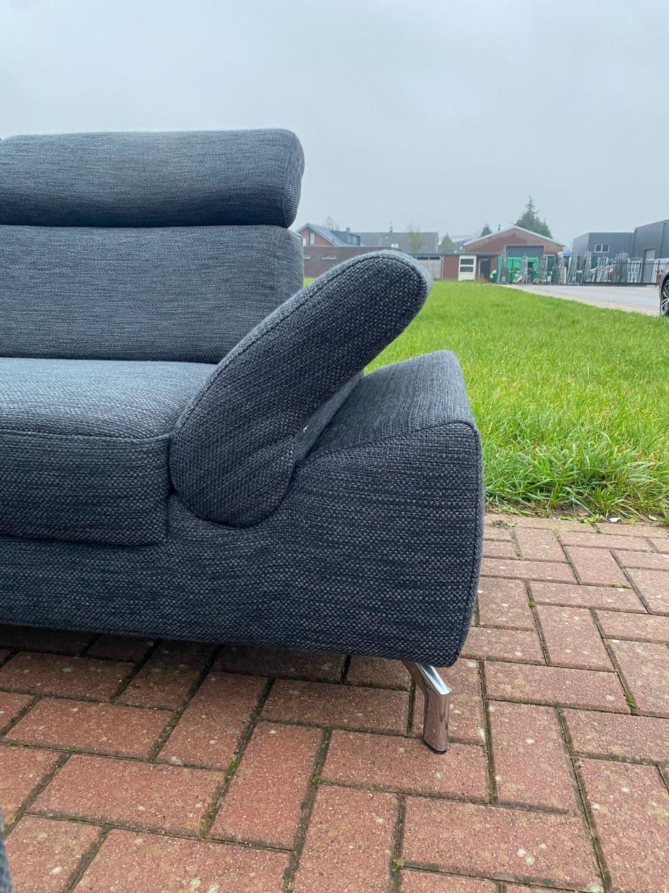 GRATIS LEVERING HEEL NL Montel Grjs Stoffen Hoekbank + Hocker