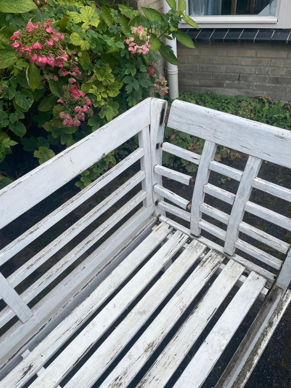 Witte oude tuinbank