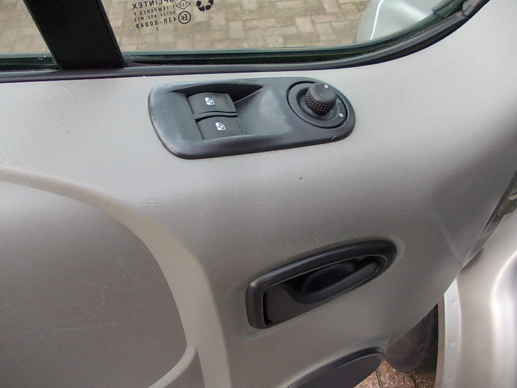 Opel Vivaro 2.0 cdti l2h1 airco, trekhaak 163000 km!!