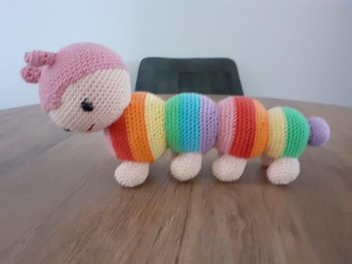 Nieuw: superleuke gehaakte regenboog RUPS - 10 euro