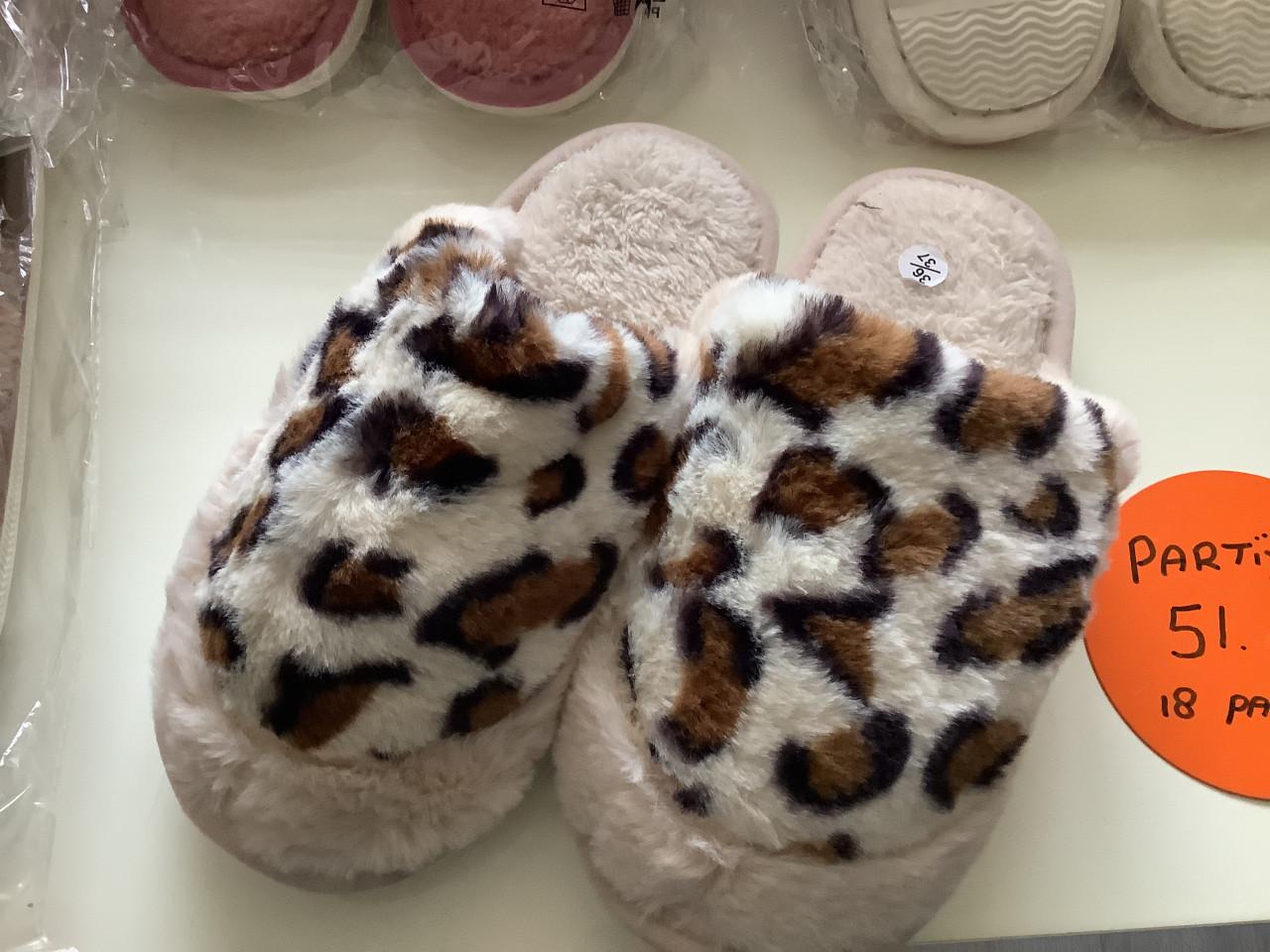 Partij mooie panter print sloffen. (Partij 51)