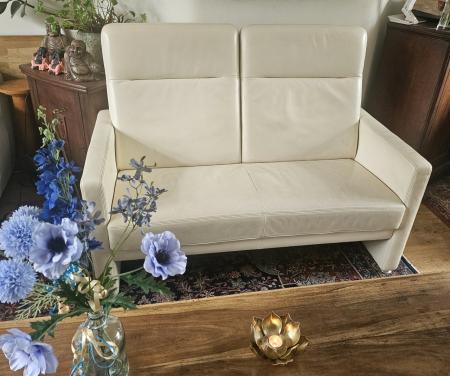 Mooie beige lederen 2-zits bank zMoet vandaag of morgen de 14e weg.