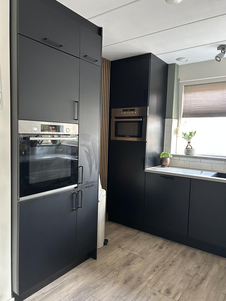 Zwarte keuken met betonlook kunststof blad