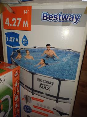 Zwembad met veel toebehoren