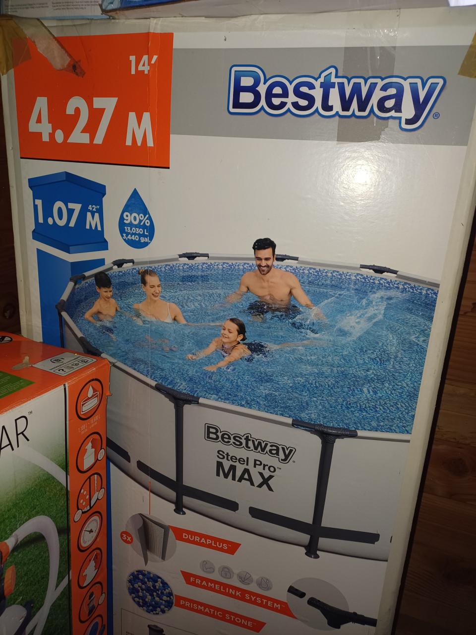 Zwembad met veel toebehoren