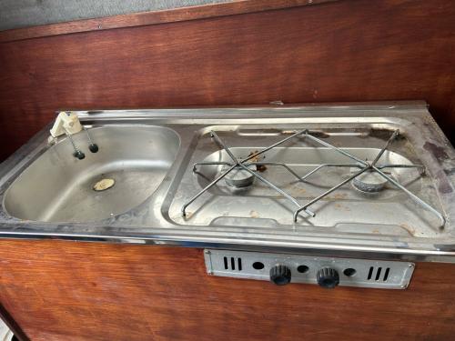 Fornuis met wasbak in houten kast