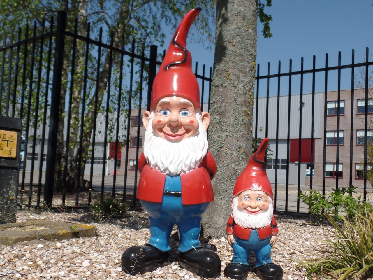 Varkend zittend met gele laarzen - decoratie - 30cm