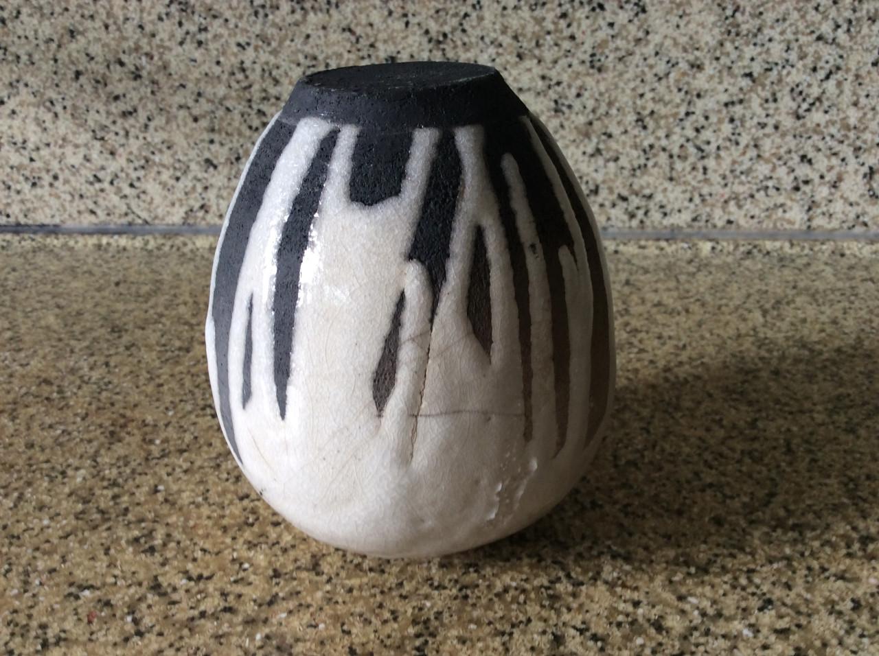 Verschillende kleine vaasjes van keramiek.     Raki gestookt.