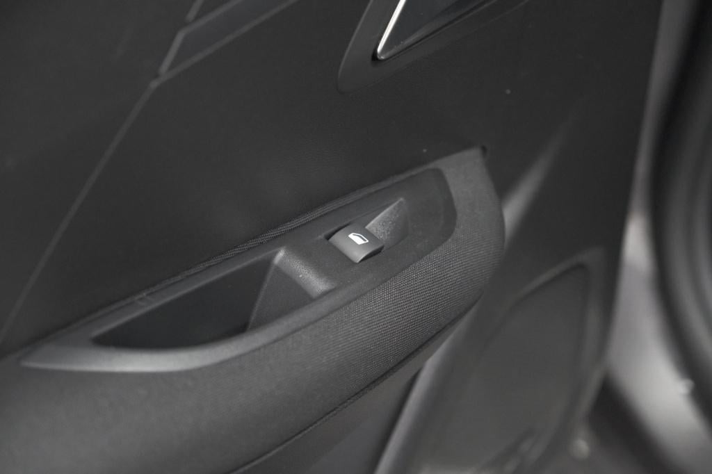 Peugeot 208 puretech 100 eat8 allure | navigatie | parkeersensoren | cruise