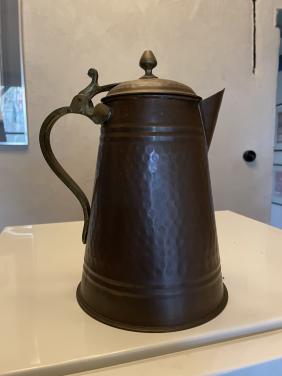 Koperen, getrommelde kan met deksel