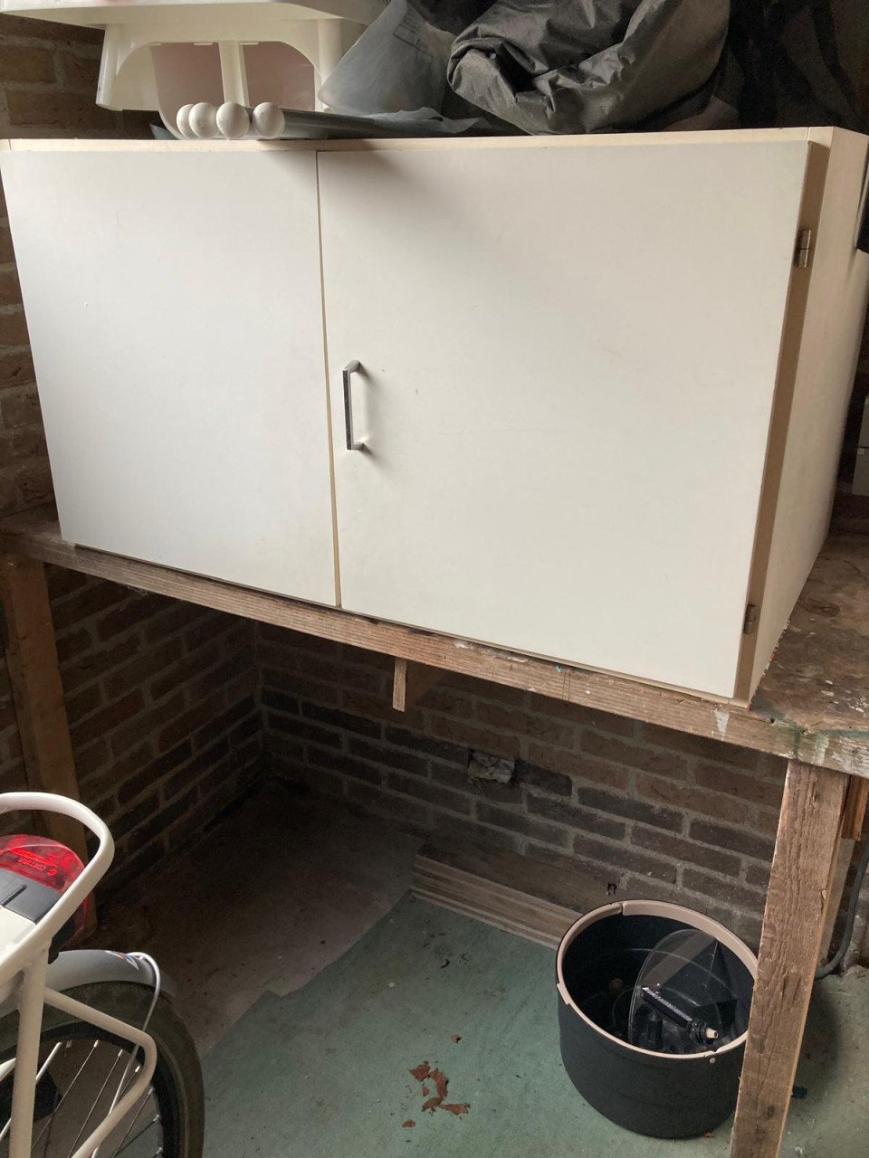 2 werkbanken met kastjes