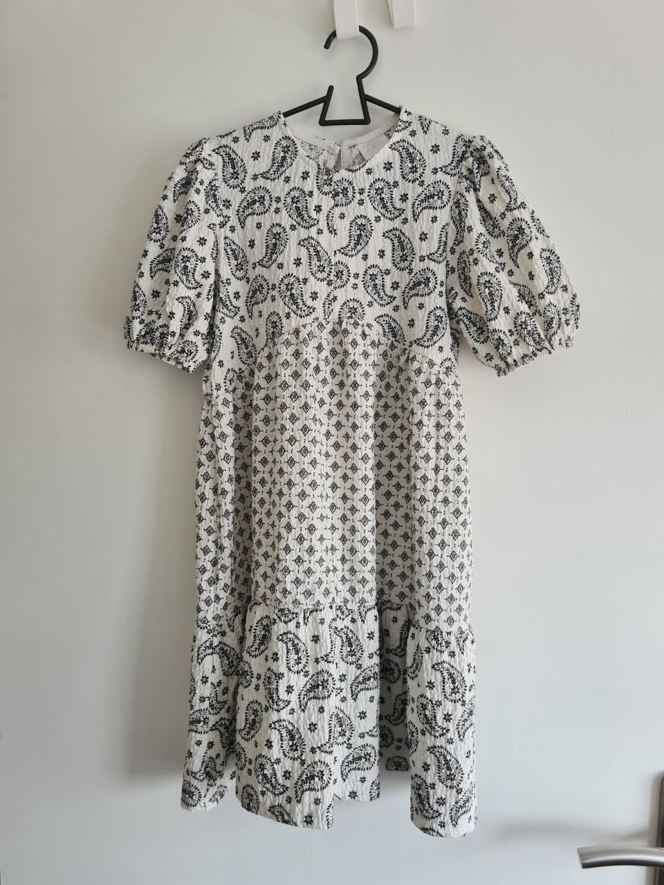 Ecru, wit met zwarte wijde jurk van Zara Maat 122