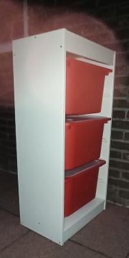€20 - Ikea Trofast basiselement + 3 x opbergbak rood + 3 x deksel