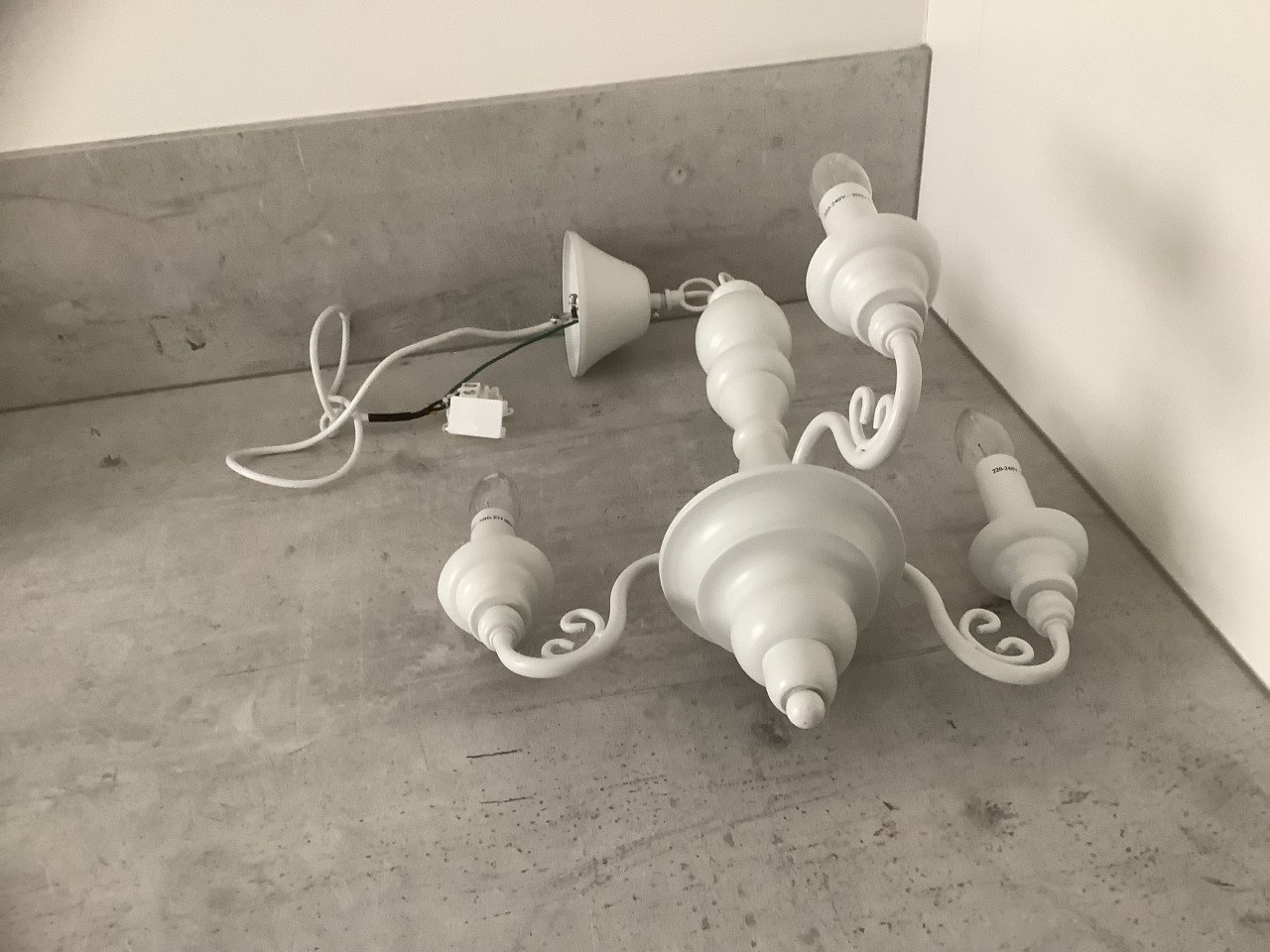 Wit houten Hanglamp Kroonluchter met kapjes en lampjes - T.E.A.B.