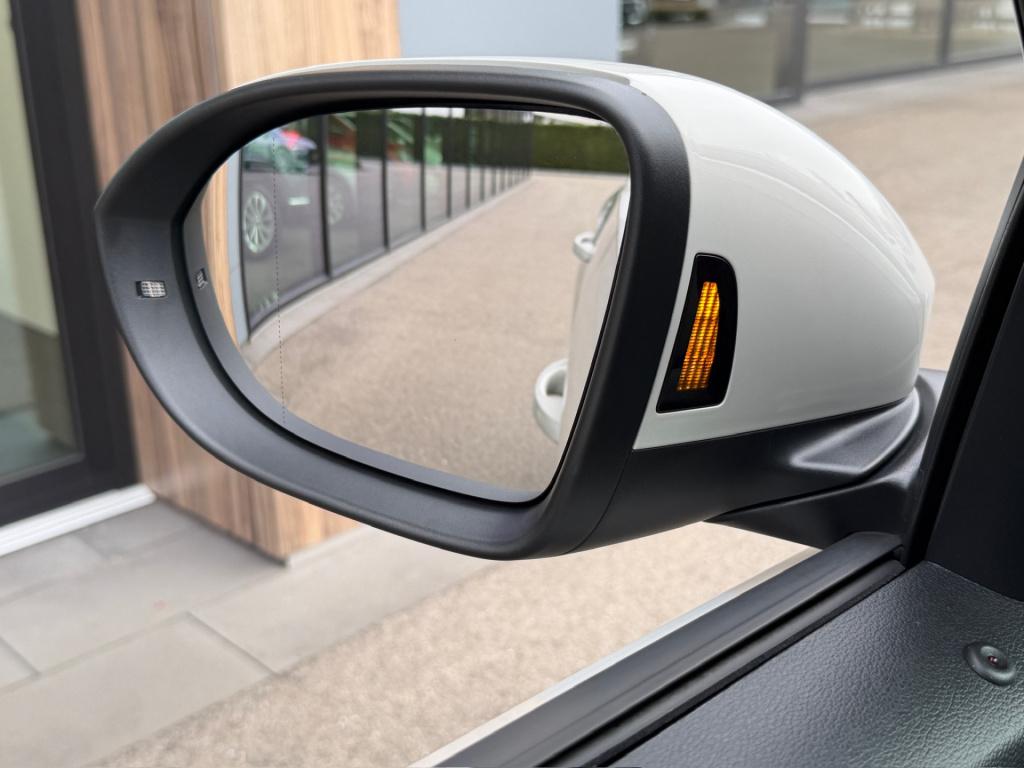 Volkswagen T-roc 1.5 tsi 150pk dsg r-line | camera | keyless | elek. achter