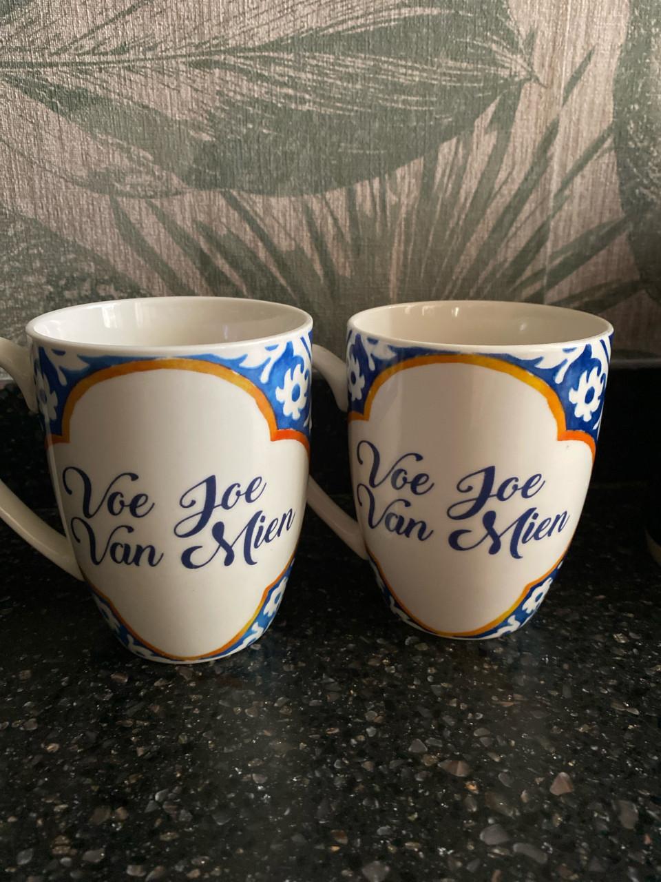 Twee mokken met Zeeuwse tekst