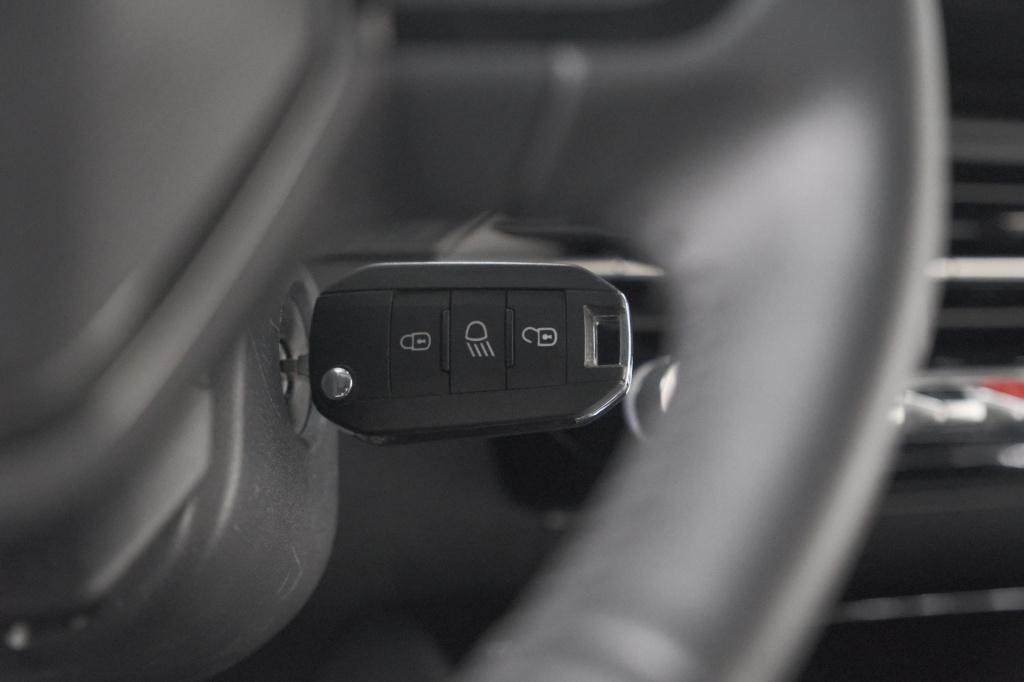 Peugeot 208 puretech 100 allure | apple carplay | parkeersensoren | climate