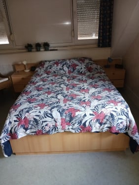 Complete slaapkamer, in prima staat en gemaakt door meubelmaker.