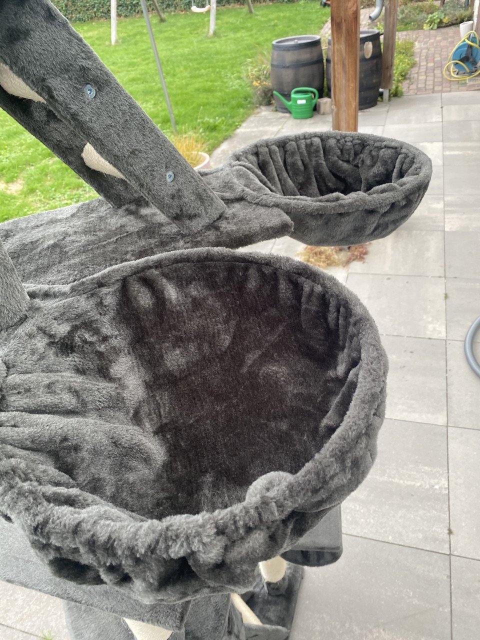 Katten krab paal
