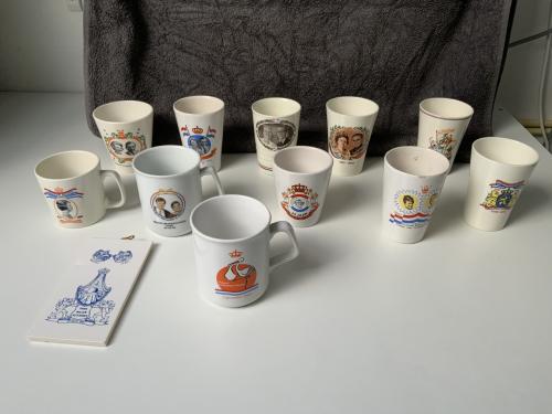 Melkbekers en mokken van het koningshuis
