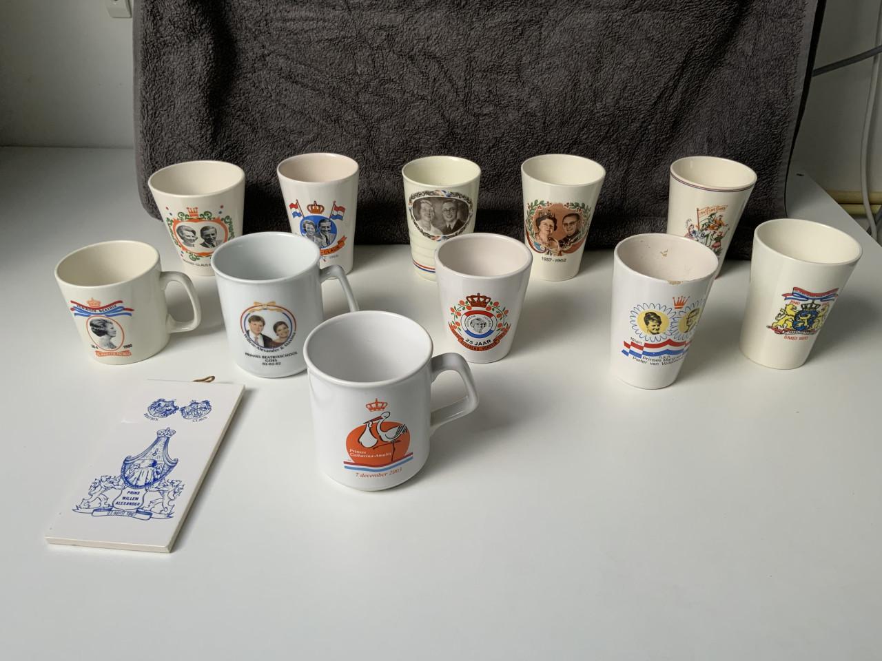 Melkbekers en mokken van het koningshuis