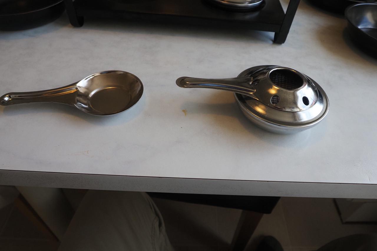 Gourmetstel, 1 x gebruikt. Met 4 zwarte pannetjes.