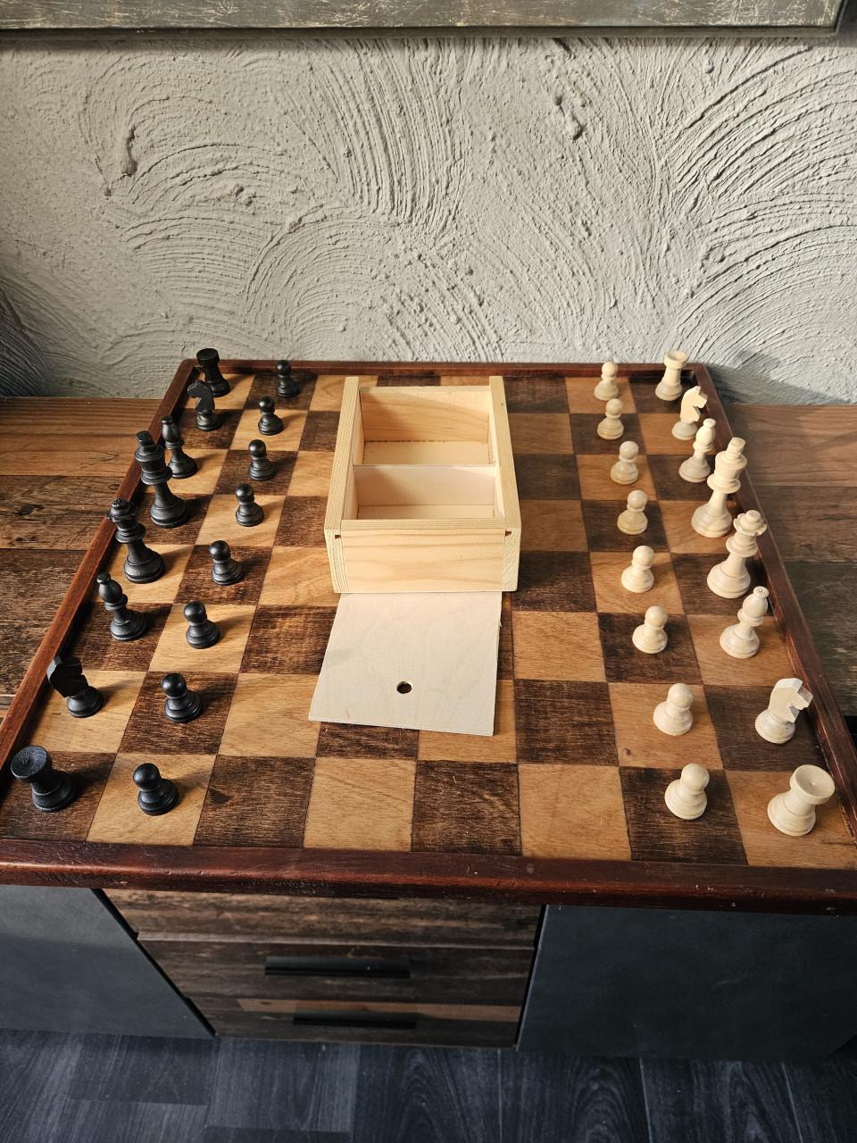 Groot antiek houten schaakspel met opbergdoosje, zeer nette staat