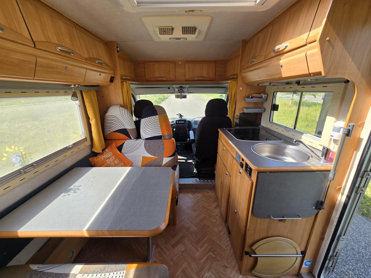 Zeer complete Adriatik 4 pers camper. Je kunt er gelijk mee op pad.