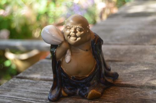 Mooi beeldje lachende Boeddha / Budai (2)