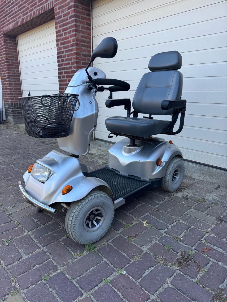 Grijze scootmobiel 4 wiels