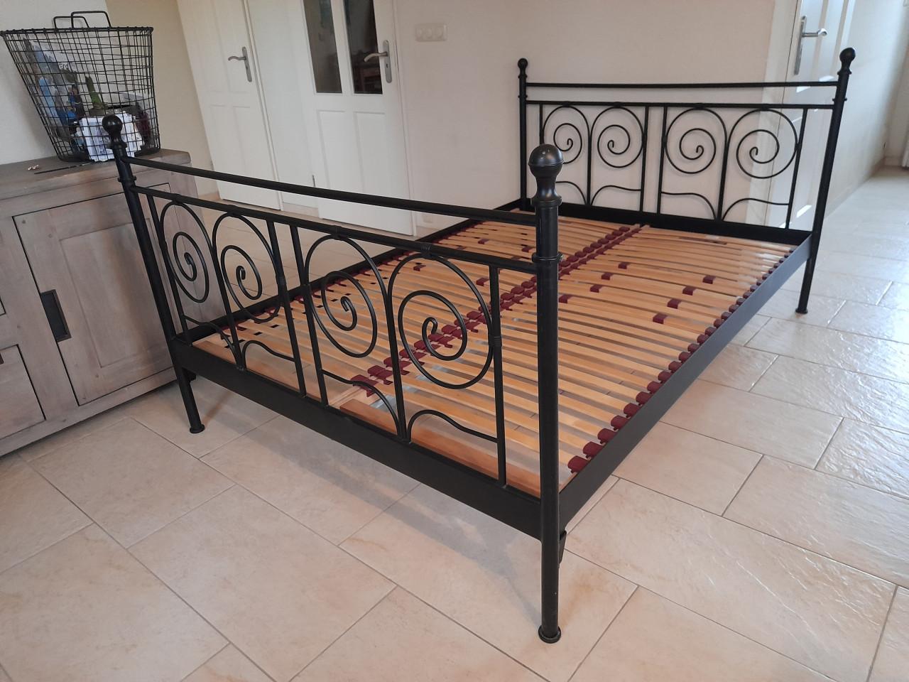 Zwart Metalen bed 140 x 200 (in goede nette staat )