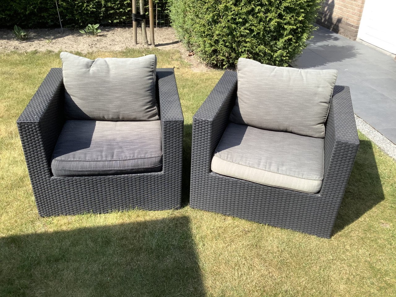 Loungeset pitriet zwart met kussens, hoekbank.