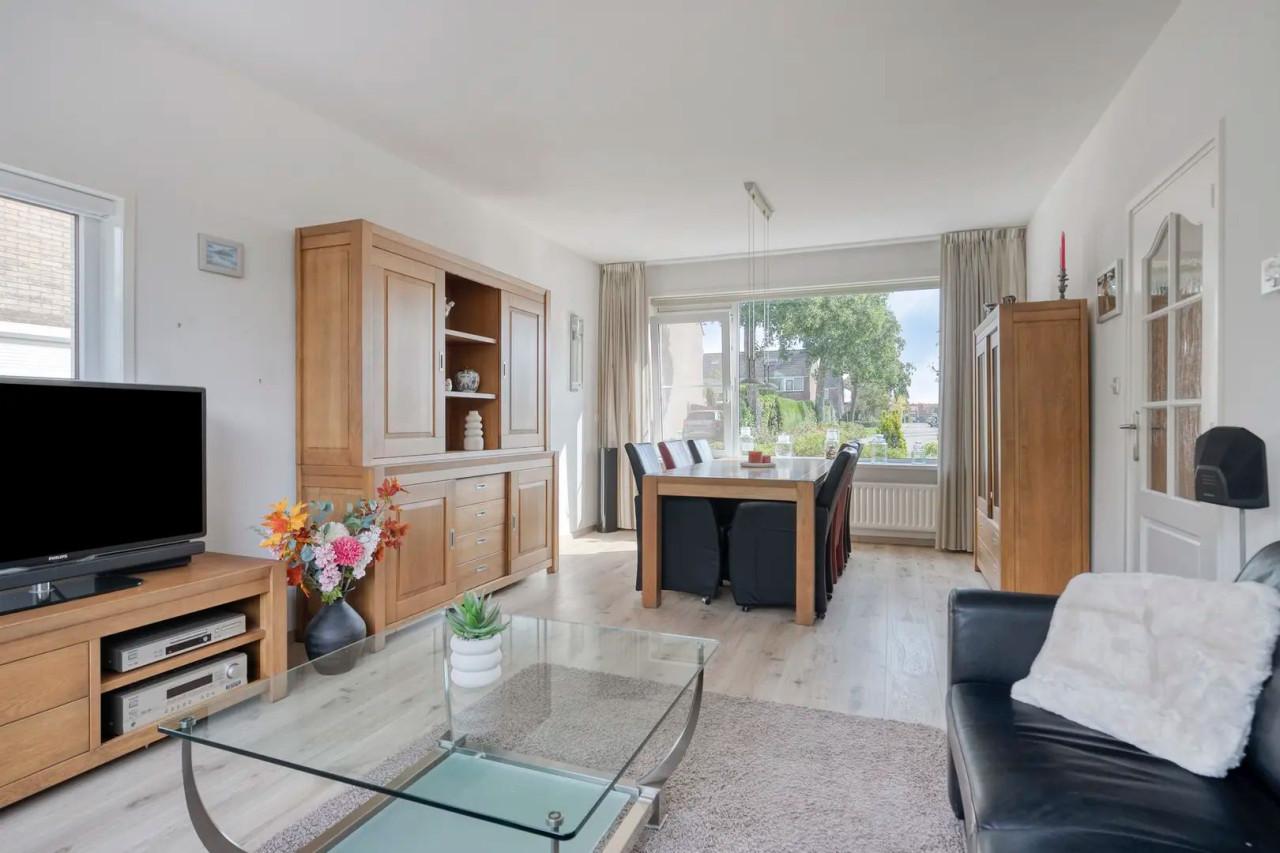 Inboedel: bank salontafel tv-meubel kast vitrinekast eettafel en stoelen