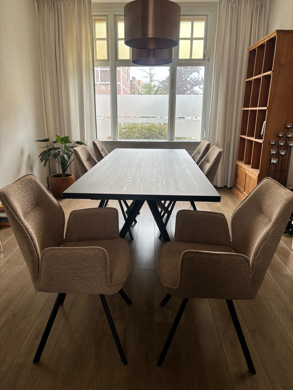 Eetkamerset – zwarte eettafel + 6 beige eetkamerstoelen