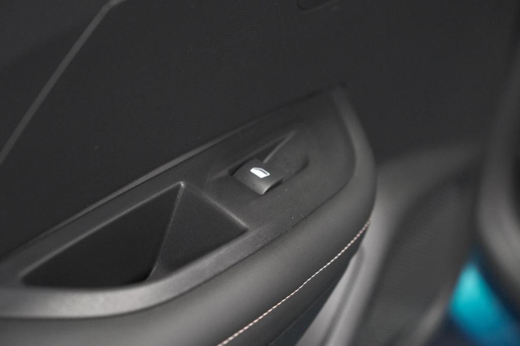 Peugeot 2008 1.2 hybrid 145 allure | apple carplay | climate control | park