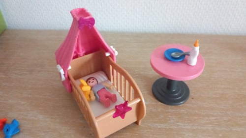 Playmobil babybedje, baby,knuffel en tafel met bordje