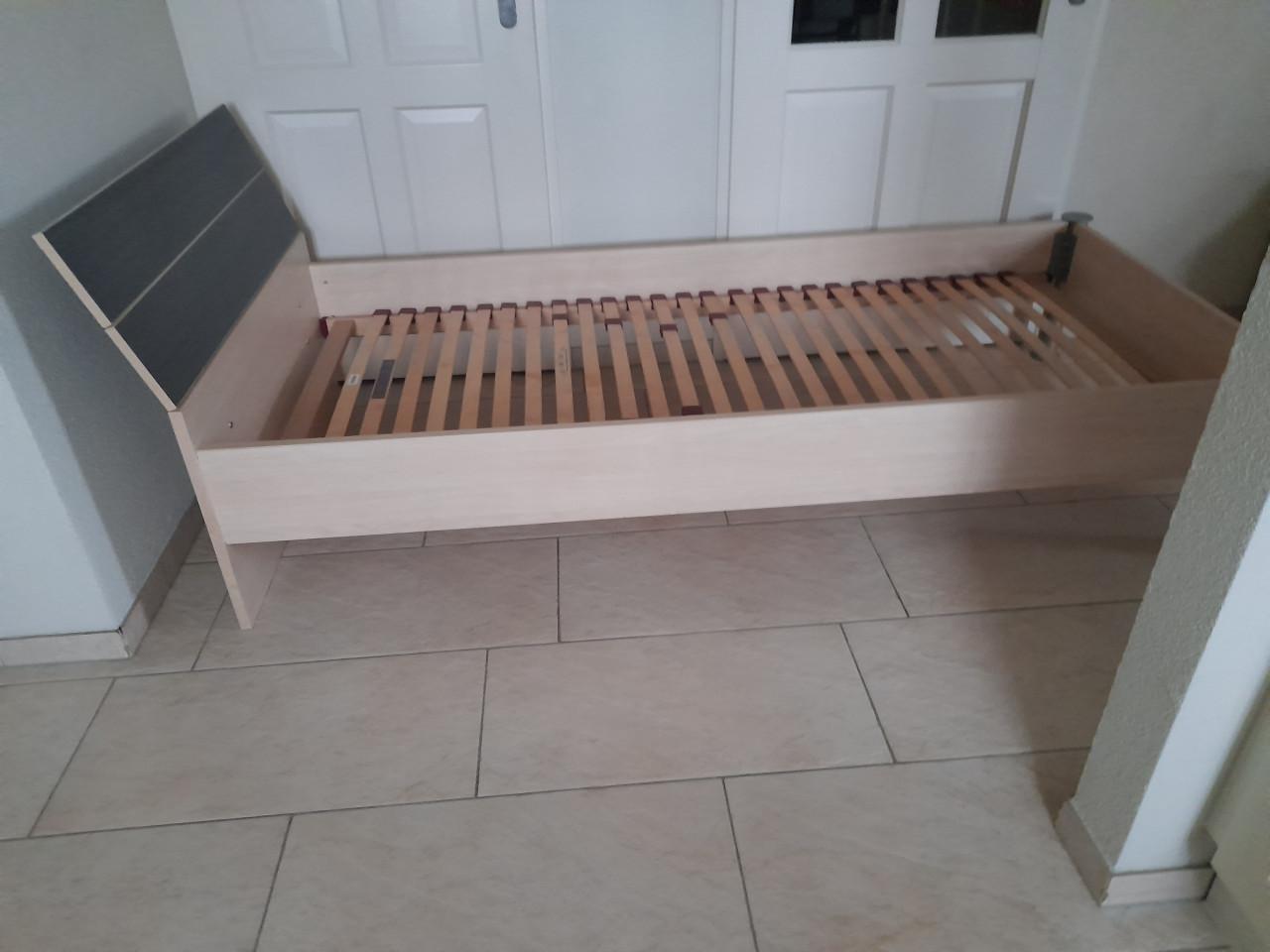 1 Persoons bed 90 x 200 (in goede staat )